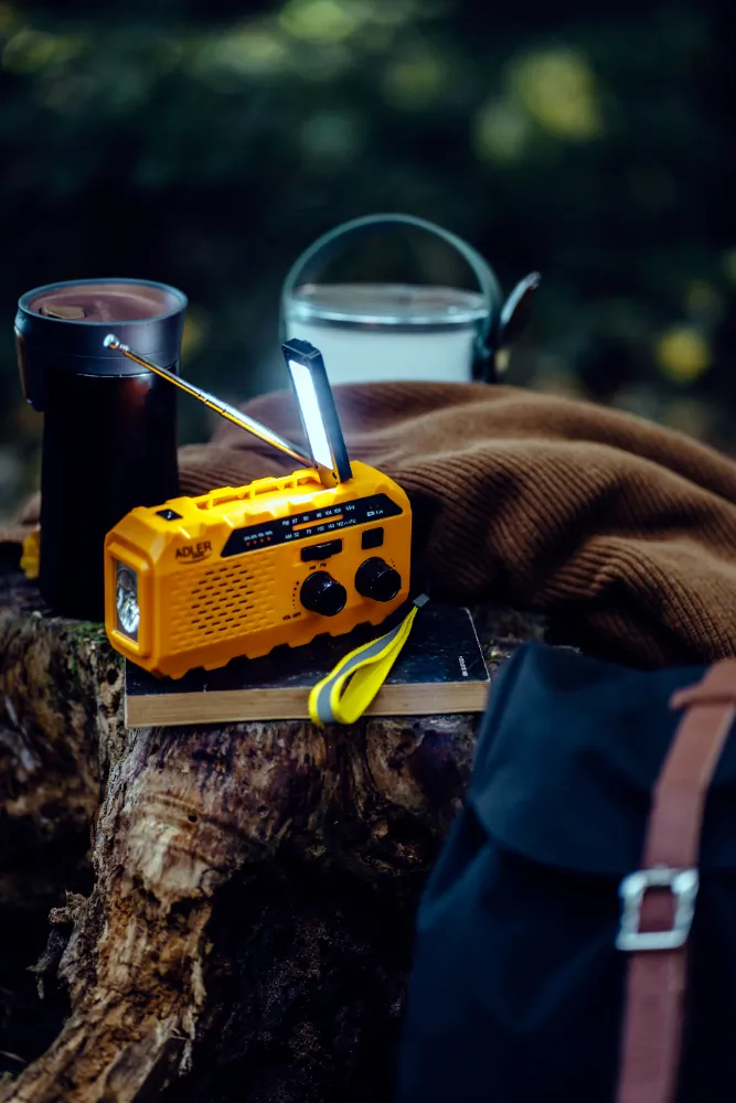 Wielofunkcyjne radio na korbkę Adler AD 1197 z panelem solarnym SOS power bank i latarką