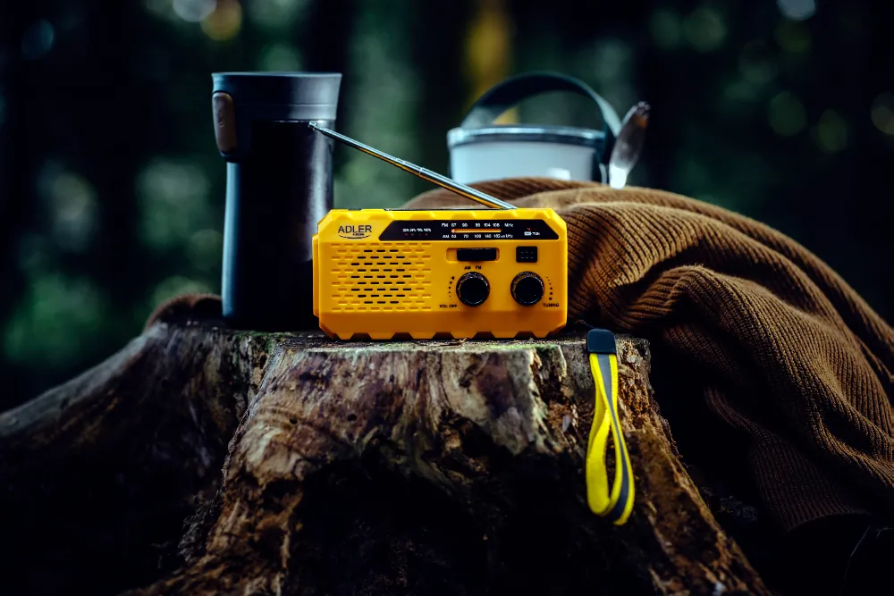 Wielofunkcyjne radio na korbkę Adler AD 1197 z panelem solarnym SOS power bank i latarką