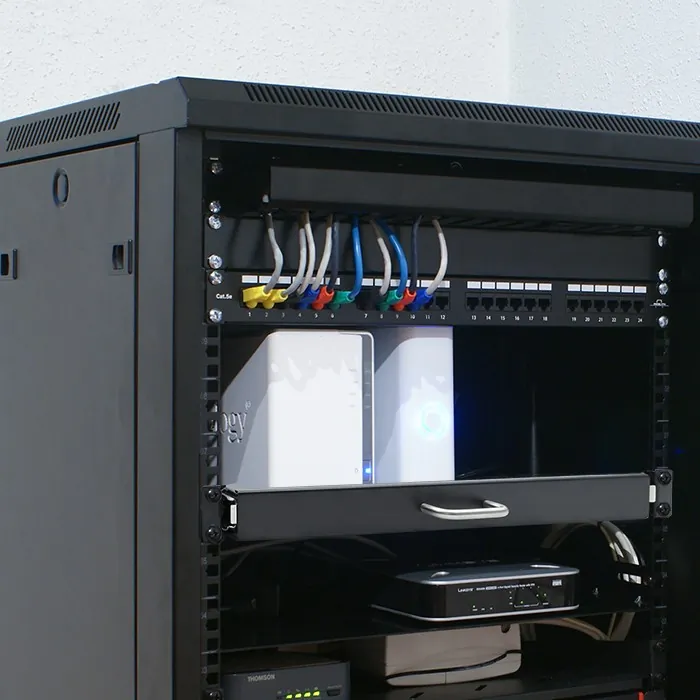 Półka z uchwytem do szafy RACK 19" wysuwana - czarny